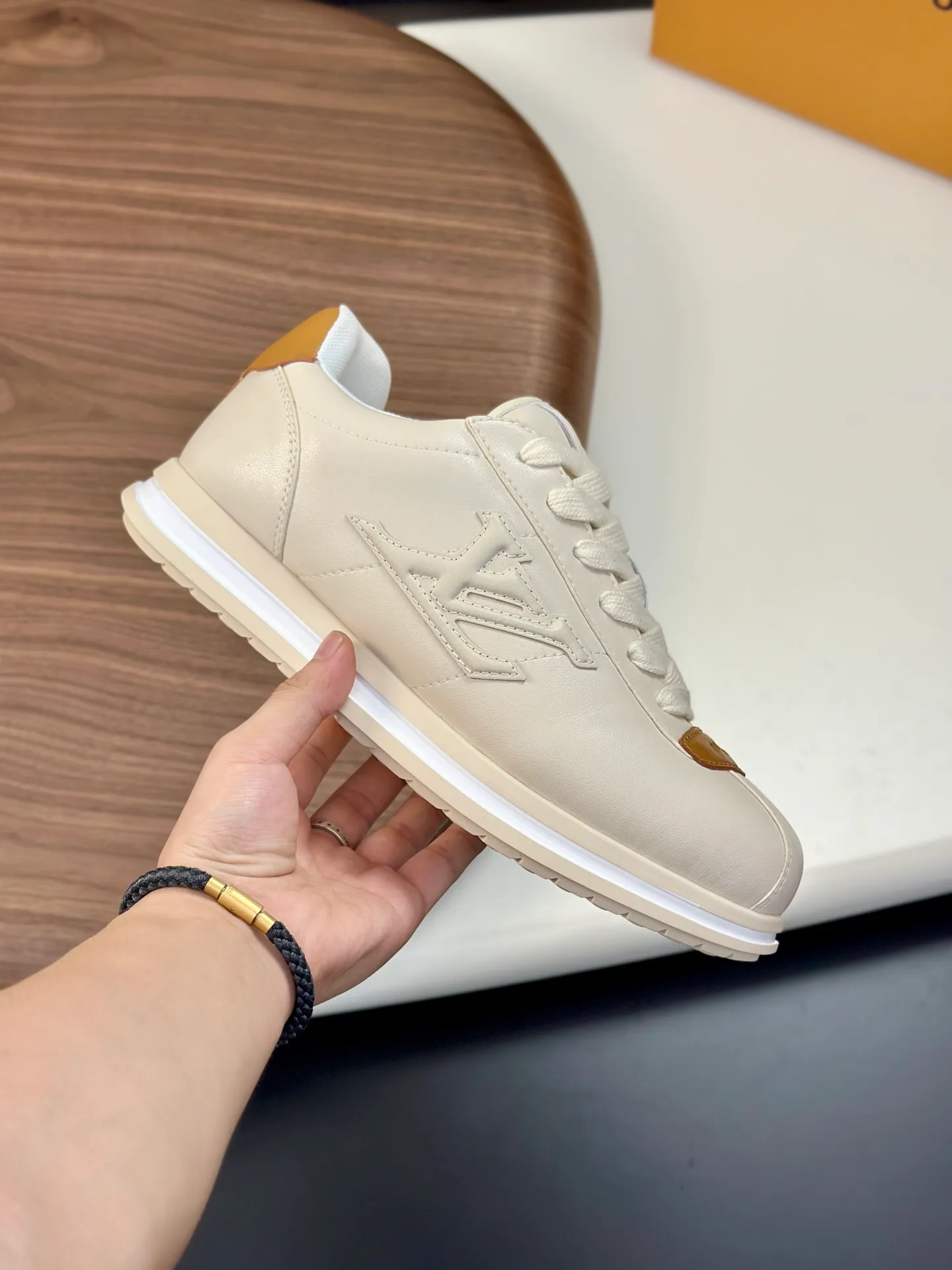 Factory direct sale ¥700💰Full set of packaging💰Top version LV-Louis Vuitton-Classic catwalk new style 1:1 developed replica of the original version! ! The upper foot is very comfortable. It is made of luxurious materials and fine workmanship. The midsole is printed with English letters "Made in Europe". The upper is made of calfskin imported from Italy. The side is decorated with the brand's LOGO and signature. The latest latex foot pads and mesh lining make the foot feel super comfortable. The original two-color TPU combination outsole is specially provided by the original factory. Bag technology Goodyear stitched edges Fabric: Exclusive custom first-layer cowhide Accessories: Exclusive private model Vuitton logo, lining: Customized silk mesh lining - first-layer silk cowhide lining Outsole: TPU combination outsole wear-resistant, non-slip and anti-yellowing Foot pads: new latex pads-mesh sweat-absorbent Counter technology: fully computerized sewing machine wire drawing Toe box back cover Hot and cold shaping Full set of pull-top last with medium and low logo pattern Counter packaging - Shoelaces, certificates, cards, instructions, certificates of quality, dust bags, the most comprehensive packaging on the Internet, men's size 339-44 (38/45 custom-made, non-refundable!